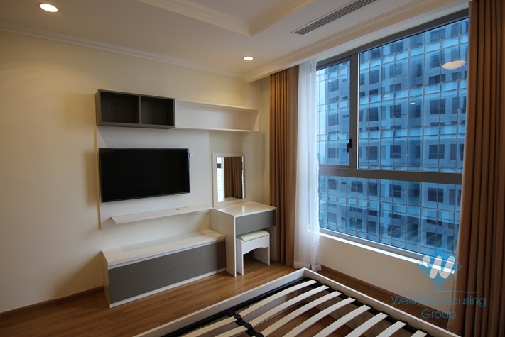 Beautiful and clean apartment for rent in Vinhomes Nguyen Chi Thanh, Dong Da, Ha Noi